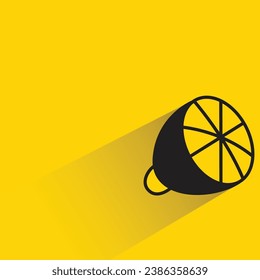 limón con sombra sobre fondo amarillo
