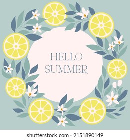 Corona de limón con texto HELLO VERANO dentro. Marco redondo hecho de frutas y ramas floridas. Plantilla para postal, banner, invitación, etc.