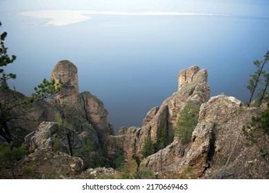 Parque nacional "Lena Pillars" y río.