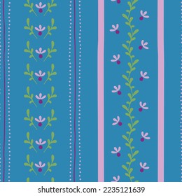 Leni, ein gestreiftes, vektorblaues, nahtloses Muster. Kleine Blumen und Zierpflanzen, die mit gestrichenen Linien in Streifen auf einem kerulanischen Hintergrund angeordnet sind. Teil der Bavarian Bijou Kollektion von Last Island Art.