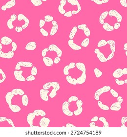 Estampado de leopardo. Manchas de dibujos animados blancos sobre fondo rosa.
