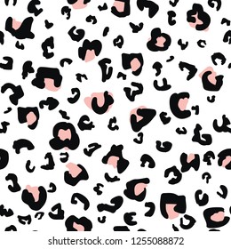 Leopard  seamless pattern.  hand drawn leopard pattern background