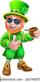 Una mascota de caricaturas del Día de los Patrones Leprechaun vistiendo gafas de sol frías, sosteniendo una pipa y dándole el pulgar hacia arriba