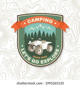 Vamos a explorar. Campo de verano. Vector. Concepto de camisa o logotipo, impresión, sello o tee. Diseño de tipografía vintage con silueta de quads y bosque. Cita de campamento.