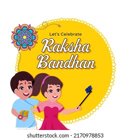 Celebremos la tarjeta de felicitación Raksha Bandhan, una jovencita alegre que se toma selfie con su hermano con fondo amarillo y blanco.