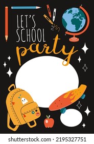 Lasst uns in der Schule feiern. Party Einladung Card Vorlage mit Rucksack, Schreibwaren und Globus, Cartoon Stil. Moderne, moderne Vektorgrafik, handgezeichnet, flach gestaltet.
