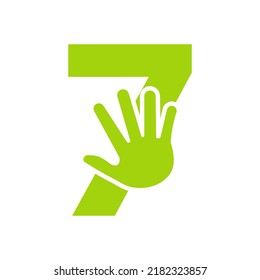 Carta 7 Concepto de logotipo de mano para cuidado de mano, señas de caridad y plantilla de vectores de logotipo de donación