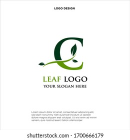 Buchstabe C mit abstraktem Blatt und gebogener Linie, Logo-Design einzeln auf weißem Hintergrund.