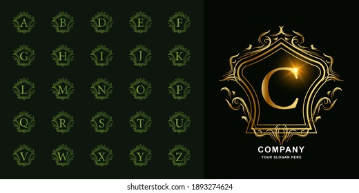 Letra C o colección alfabeto inicial con una plantilla de logotipo dorado de marco floral de lujo.