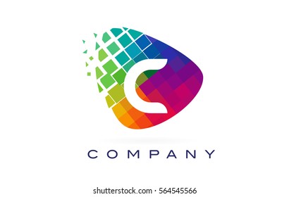 Logotipo colorido de la letra C. Icono de letra arco iris C con bloques destrozados.