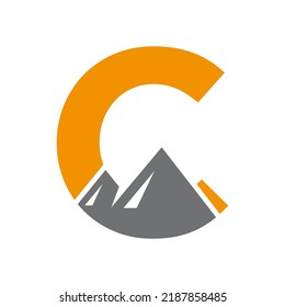 Señal del vector del logotipo del montaje de la letra C. Logotipo paisajístico de la naturaleza de montaña combina con icono de colinas y plantilla
