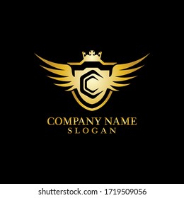 Carta C Shield, Wing y Crown Gold en un estilo elegante con fondo negro para el diseño de plantillas de logotipo empresarial, Emblem, concepto de diseño, símbolo creativo, icono