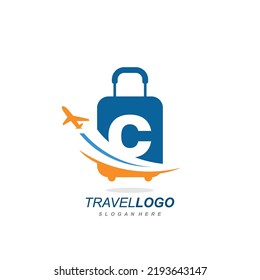 letra C con la plantilla de vector del logotipo de la bolsa de viaje de la maleta. logotipo para etiquetas de viaje, turismo, afiches de viaje, identidad de vías aéreas y transporte tecnológico