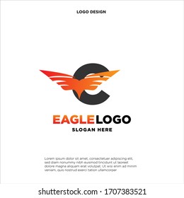 Carta C con alas. Plantilla para logotipo, etiqueta, emblema, signo, sello. Ilustración vectorial.