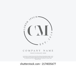 Letter CM Initial Handschrift Logo mit Unterschrift und handgezeichnet Stil.