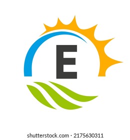 Letter E Agriculture Logo, Vektorvorlage. Konzept für das Logo der Landwirtschaft mit dem grünen Feld und dem hellen Element der Sonne