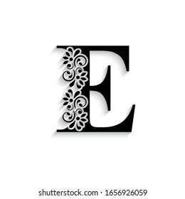 Buchstabe E. Schwarzes Blumenalphabet.  Schöner Großbuchstabe mit Schatten