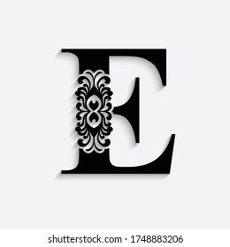 letra E. Alfabeto de flor negra.  Hermosas letras mayúsculas con sombra