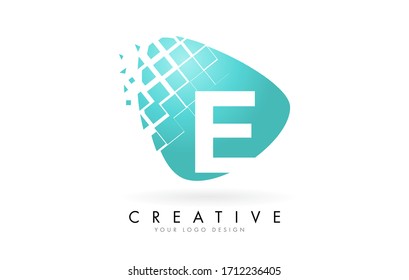 Letra e diseño con bloques de color verde agua destrozados ilustración vectorial. Pixel parte del logo de la letra E. 