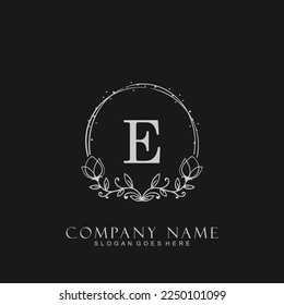 diseño de logotipo floral de letra E. logotipo para mujeres salón de belleza masaje cosmético o marca de spa