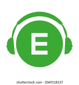 letra E teléfono cabeza simple icono vector o logotipo con color verde