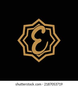 Letter E inside Gold star logo. Award 3d icon. Golden logotype template. Volume Vector illustration.