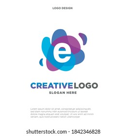 Letter E Logo mit bunter Splash Hintergrund, Buchstaben Kombination Logo Design für Kreativindustrie, Web, Business und Unternehmen.