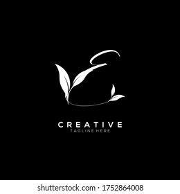 Letter E Minimalist Thin floriert Typografie-Logo