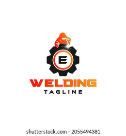 Logotipo de soldadura de la letra E, silueta soldadora que trabaja con casco de soldadura en un diseño sencillo y moderno