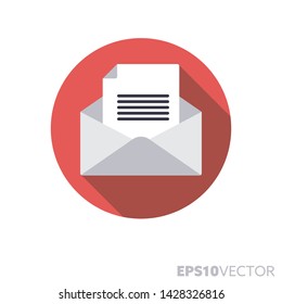 Icono de redondeo de diseño plano sobre una carta en sobre. Símbolo de color de la mensajería y el correo. Ilustración vectorial de sombra larga en un círculo aislado sobre fondo blanco.