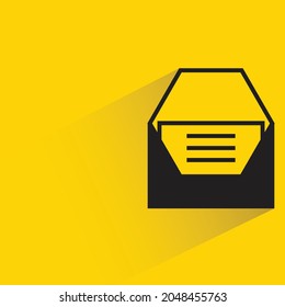 Brief- und Briefumschlag-Symbol mit Schatten auf gelbem Hintergrund
