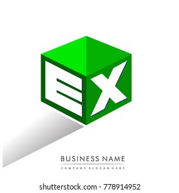 Logotipo de letra EX en forma hexagonal y fondo verde, logo de cubo con diseño de letra para la identidad de la empresa.
