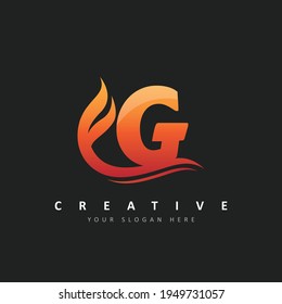 Diseño del logotipo de la letra G con llamas de fuego e iluminación del vector de eslora naranja