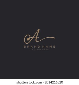 Letter A gold Initial Handschrift Logo Vektor. Schwarzer Hintergrund.