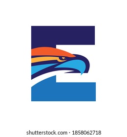 Letra logotipo inicial con plantilla vectorial de cabeza de águila adecuada para cualquier empresa