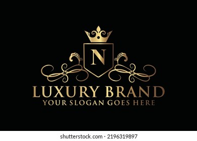 Buchstabe Initial N elegante Luxus-Monogramm-Logo oder Badge-Vorlage mit Rollen und königlicher Krone, perfekt für luxuriöse Branding-Projekte
