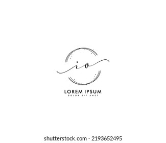 Letra IO logotipo de escritura manual inicial con firma y estilo dibujado a mano.
