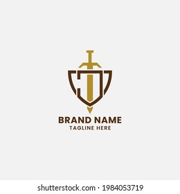Letra J y espada sobre el logotipo inicial del monograma Escudo en fondo blanco