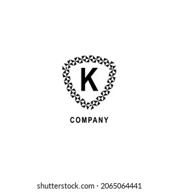 Plantilla de diseño del logotipo alfabético de la letra K. Ilustración del signo de la protección geométrica aislada en el fondo blanco. Concepto del logotipo de la compañía de seguros.
