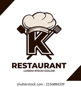 Letter K Chef hat Logo-Design-Illustration, Restaurant-Café-Logo einzeln auf weißem Hintergrund