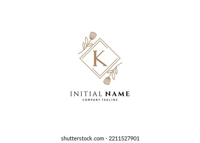 letra K con un marco combinado decorado con flores aptas para el texto emblema o letras para la industria de la moda, la belleza y la joyería, invitaciones de boda, social