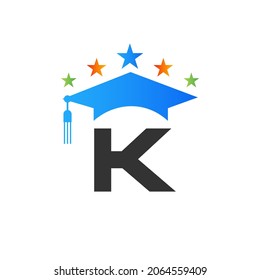 Concepto de tapón de graduación inicial con el logotipo de educación de la letra K. Plantilla de diseño de logotipo educativo con plantilla de vectores de sombreros graduados de letras K