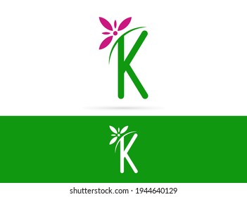 Diseño del logo de la flor K de la letra. Combinación vectorial de floral y letra