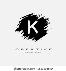 Buchstabe K-Logo mit Pinselstrich und Platterelementen. Handgeschriebenes Brush Stroke Letter K Logo Design. Kreative Vorlage geeignet für Firma, Logo, Emblem, Monogramm, Schmuck, Kosmetik, Markenname.