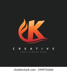 Diseño de logotipo de letra K con llama de fuego e iluminación de vectores de eslora naranja