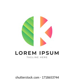 Logo-Design des Buchstaben K mit Leaf und positivem Platz in der speziellen Vektorvorlage