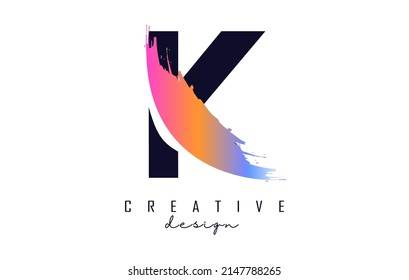 Logo de la letra K con pincel arco iris y corte creativo. Ilustración vectorial creativa con letra.