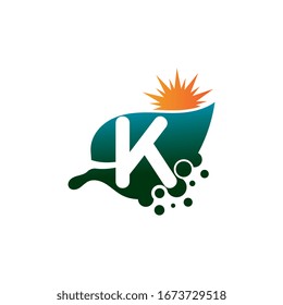 Letra K sobre el logotipo de concepto de hoja o diseño de plantilla de símbolo