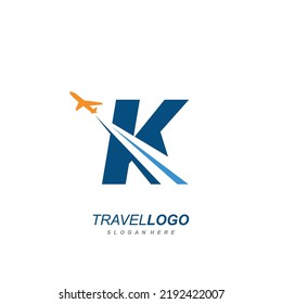 letra K con plantilla vectorial del logotipo del plano. logotipo para etiquetas de viaje, turismo, afiches de viaje, identidad de vías aéreas y transporte tecnológico