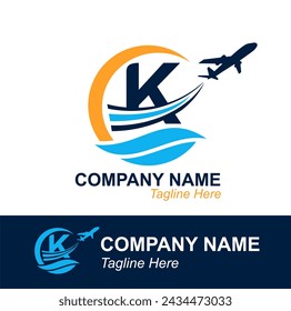 Letra K con logotipo de Onda y Avión Volador para Agencia de Viajes. Logotipo de diseño vectorial para etiqueta de transporte de viajes, turismo, publicidad de la compañía de vuelos